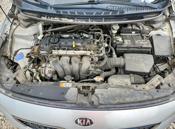 3KPFL4A77JE263275 2018 KIA FORTE Gray Widok wnętrza z tyłu