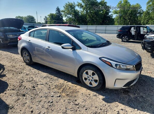 3KPFL4A77JE263275 2018 KIA FORTE Gray Przód prawy