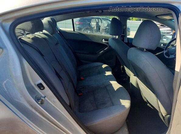 3KPFL4A77JE263275 2018 KIA FORTE Gray Widok tylnych siedzeń