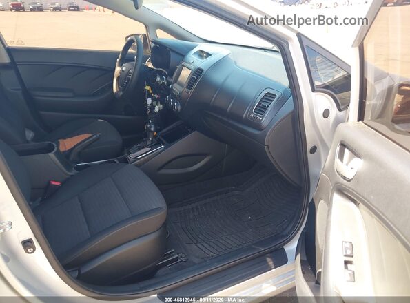 3KPFL4A78JE200993 2018 KIA FORTE Серебряный Вид салона спереди