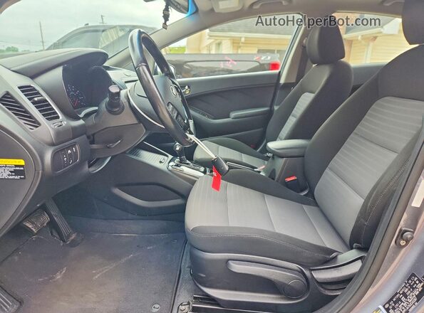3KPFL4A78JE242287 2018 KIA FORTE Gray Вид салону спереду