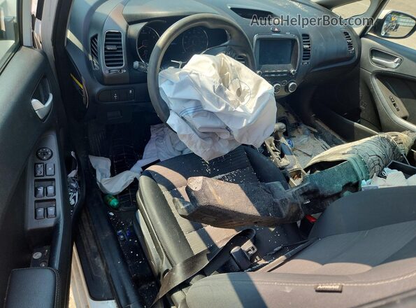3KPFL4A79JE204583 2018 KIA FORTE White Vista del salpicadero