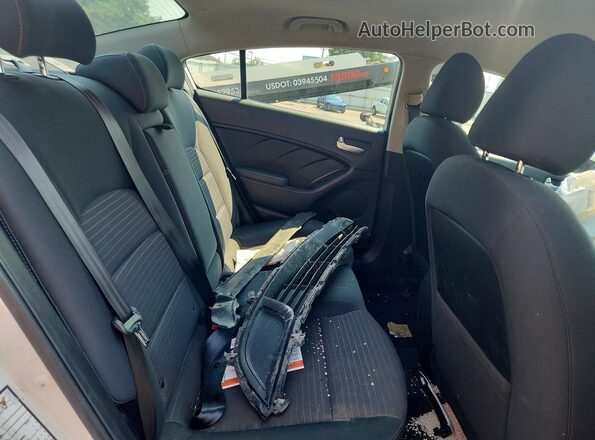 3KPFL4A79JE204583 2018 KIA FORTE White Vista de los asientos traseros
