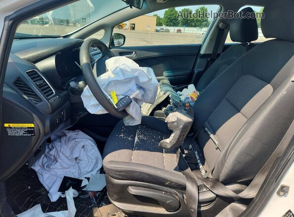 3KPFL4A79JE204583 2018 KIA FORTE White Vista interior delantera