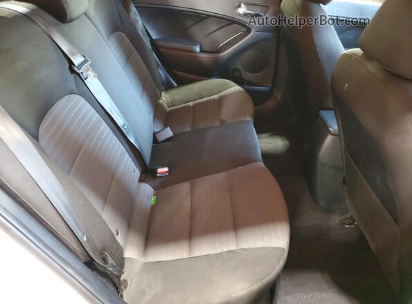 3KPFL4A79JE212019 2018 KIA FORTE White Vista de los asientos traseros