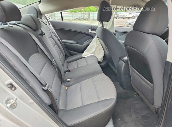 3KPFL4A7XHE098770 2017 KIA FORTE Silver Հետևի նստատեղերի տեսք