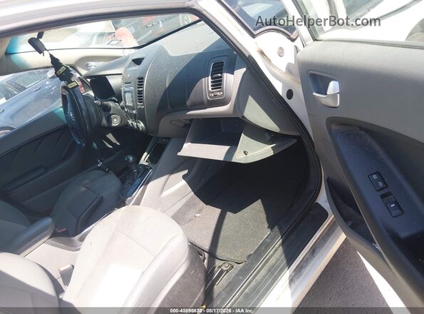 3KPFL4A7XHE102266 2017 KIA FORTE White Vista interior delantera