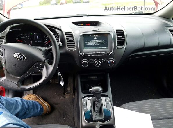 3KPFL4A7XHE135395 2017 KIA FORTE Burgundy Widok deski rozdzielczej
