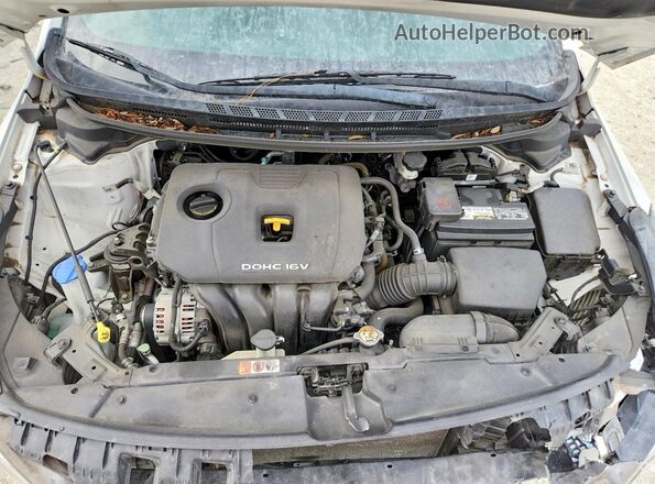 3KPFL4A7XJE256501 2018 KIA FORTE White Widok wnętrza z tyłu