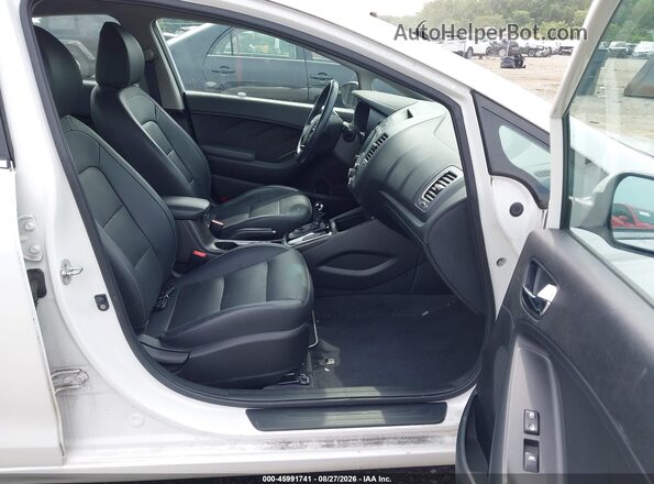 3KPFL4A80HE093781 2017 KIA FORTE Белый Вид салона спереди