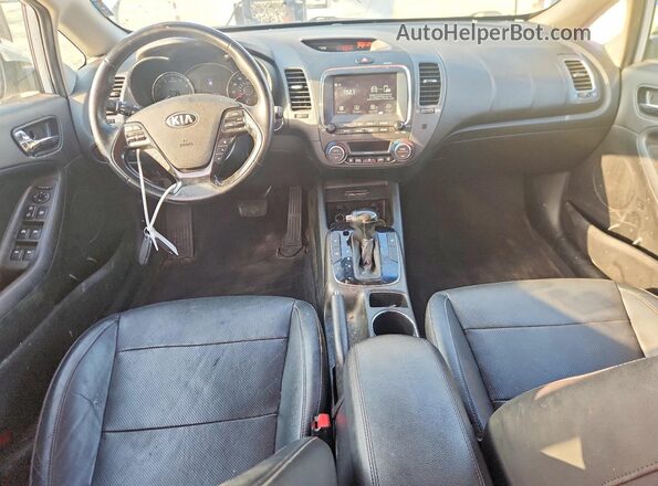 3KPFL4A81HE128540 2017 KIA FORTE Белый Вид панели приборов