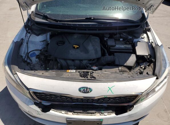 3KPFL4A83HE005340 2017 KIA FORTE White უკანა სალონის ხედი