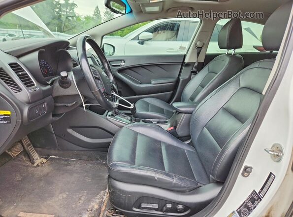 3KPFL4A88HE091003 2017 KIA FORTE White Вид салону спереду