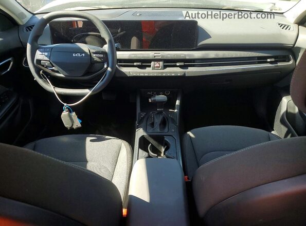 3KPFT4DE0SE206489 2025 KIA K4 White Dashboard view