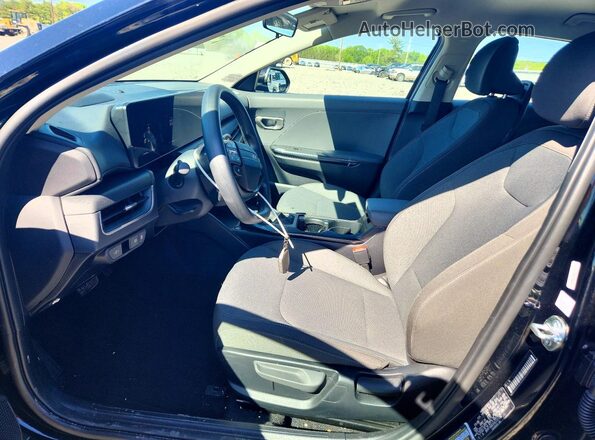 3KPFT4DE0SE212129 2025 KIA K4 Black Vista interior delantera