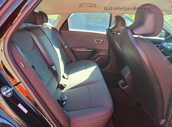 3KPFT4DE0SE212129 2025 KIA K4 Black Vista de los asientos traseros