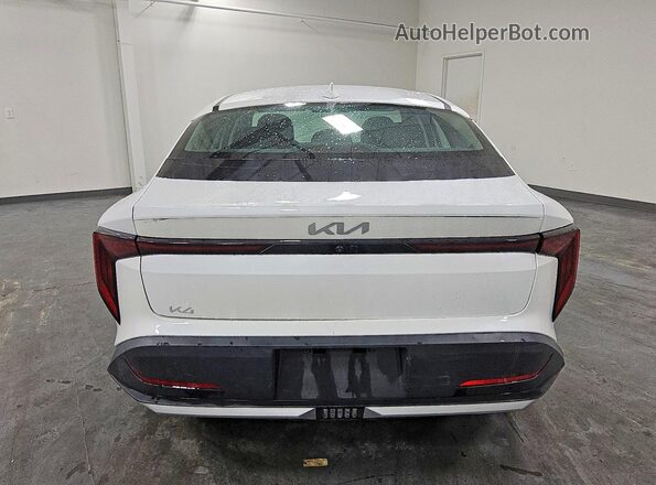 3KPFT4DE1SE038197 2025 KIA K4 White Հետևի տեսք