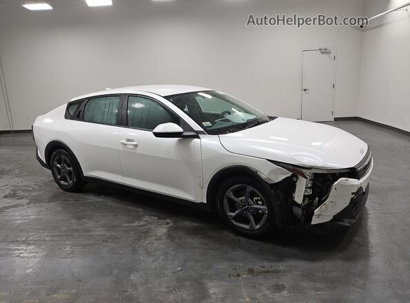 3KPFT4DE1SE038197 2025 KIA K4 White Սալոնի 360 աստիճան տեսք