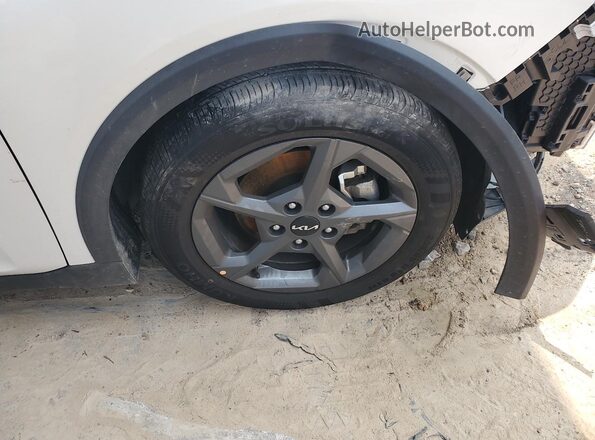 3KPFT4DE1SE132841 2025 KIA K4 White 