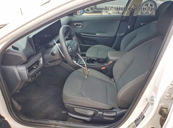 3KPFT4DE1SE132841 2025 KIA K4 White Front interior view