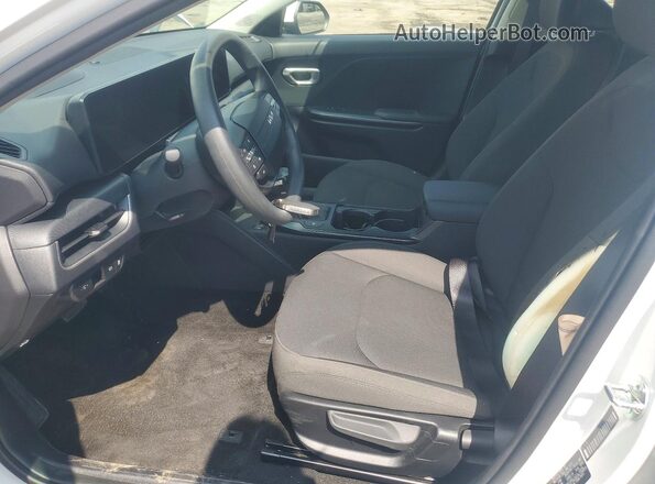 3KPFT4DE1TE277332 2026 KIA K4 White Widok wnętrza z przodu