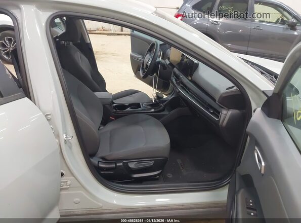 3KPFT4DE2SE022087 2025 KIA K4 Серый Вид салона спереди