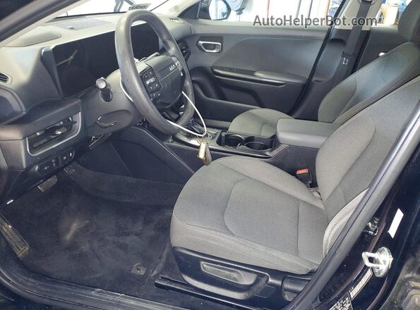 3KPFT4DE2SE022381 2025 KIA K4 Black Սալոնի դիմացի տեսք