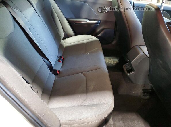 3KPFT4DE2SE045546 2025 KIA K4 Gray Widok tylnych siedzeń