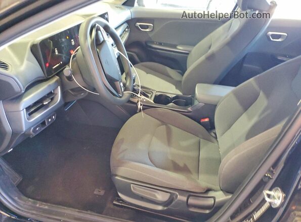 3KPFT4DE2SE060807 2025 KIA K4 Black Սալոնի դիմացի տեսք