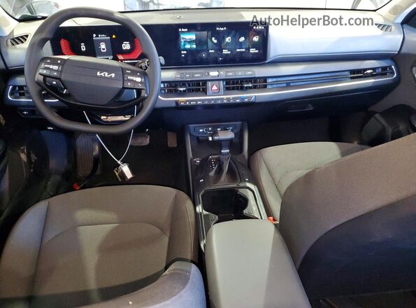 3KPFT4DE2SE060807 2025 KIA K4 Black Առջևի վահանակի տեսք