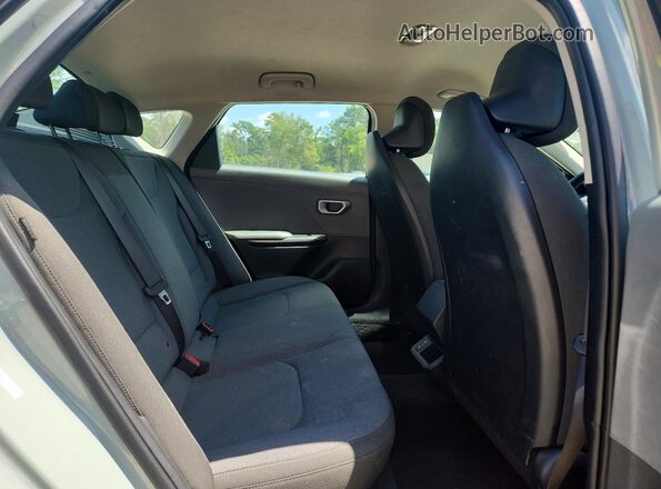 3KPFT4DE2SE072665 2025 KIA K4 Gray Vista de los asientos traseros