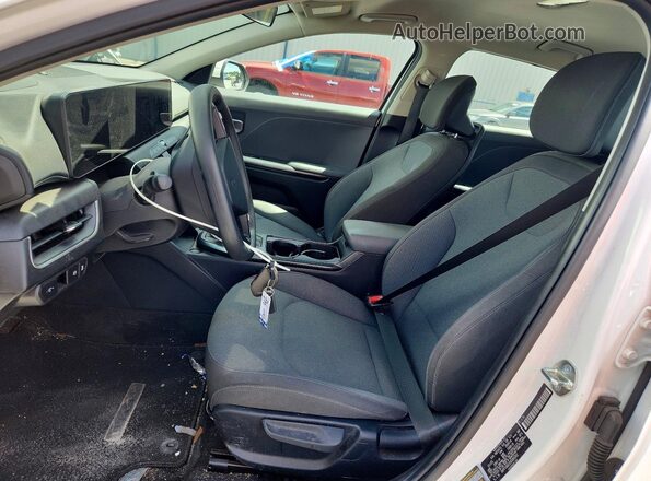 3KPFT4DE2SE083262 2025 KIA K4 White Front interior view