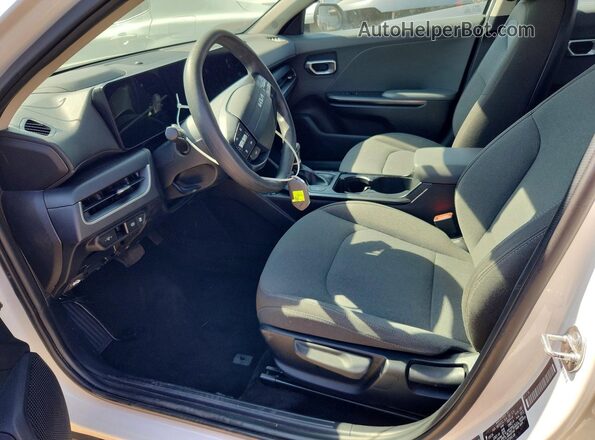 3KPFT4DE3SE034149 2025 KIA K4 White Vista interior delantera