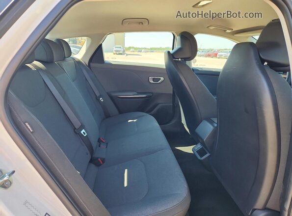 3KPFT4DE3SE034149 2025 KIA K4 White Vista de los asientos traseros