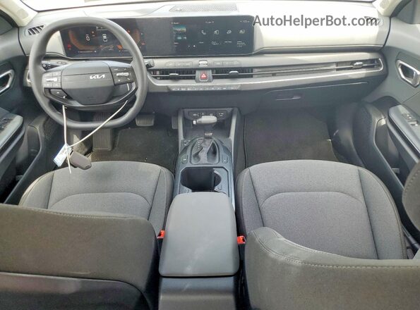 3KPFT4DE3SE093461 2025 KIA K4 Silver Widok deski rozdzielczej