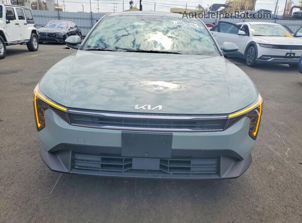 3KPFT4DE3SE093461 2025 KIA K4 Silver Widok z przodu