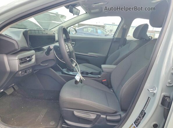 3KPFT4DE3SE093461 2025 KIA K4 Silver Widok wnętrza z przodu