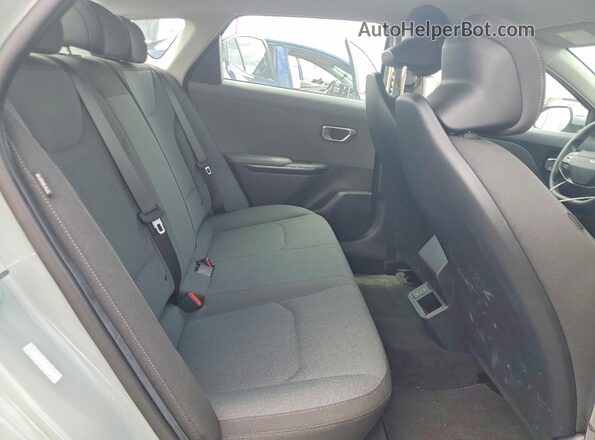 3KPFT4DE3SE093461 2025 KIA K4 Silver Widok tylnych siedzeń