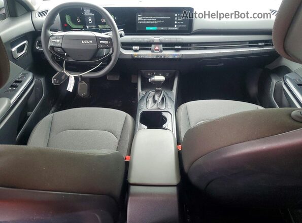 3KPFT4DE3SE100425 2025 KIA K4 Gray Vista del salpicadero