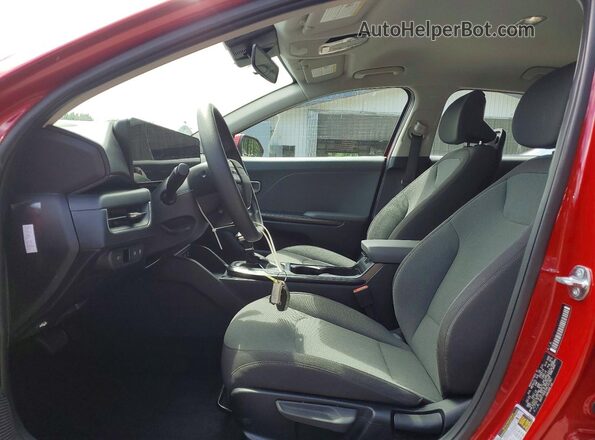 3KPFT4DE3SE101381 2025 KIA K4 Red Սալոնի դիմացի տեսք