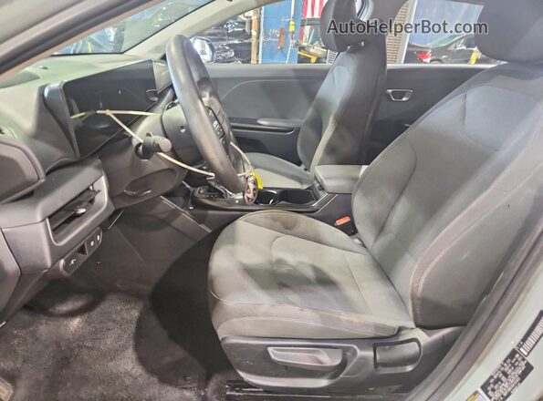 3KPFT4DE3SE101655 2025 KIA K4 Gray Vista interior delantera