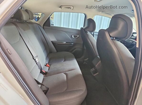 3KPFT4DE4SE034967 2025 KIA K4 White უკანა სავარძლების ხედი