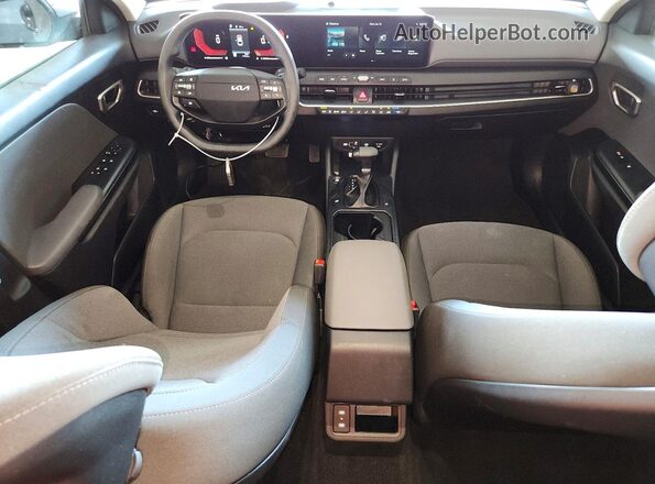 3KPFT4DE4SE084476 2025 KIA K4 Gray Vista del salpicadero