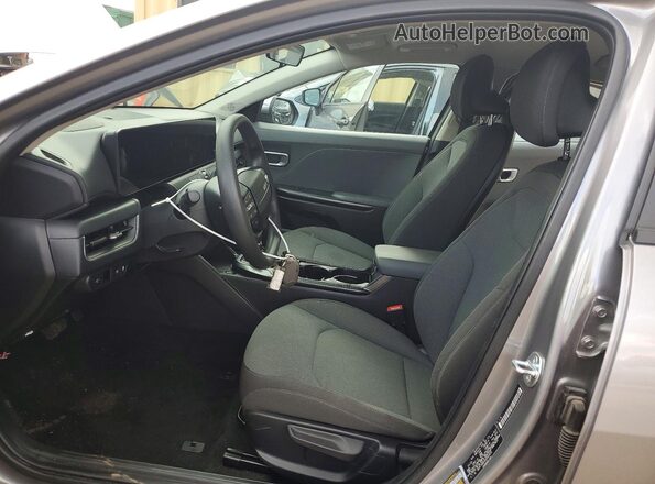 3KPFT4DE4SE091475 2025 KIA K4 Gray წინა სალონის ხედი
