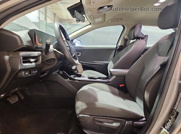 3KPFT4DE5SE020981 2025 KIA K4 Gray Widok wnętrza z przodu