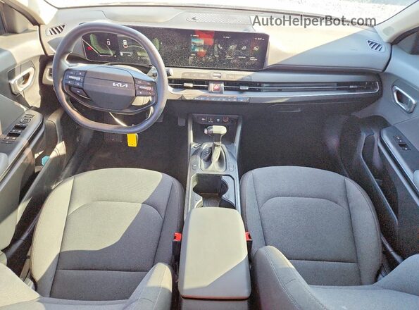 3KPFT4DE6SE005891 2025 KIA K4 White Vista del salpicadero