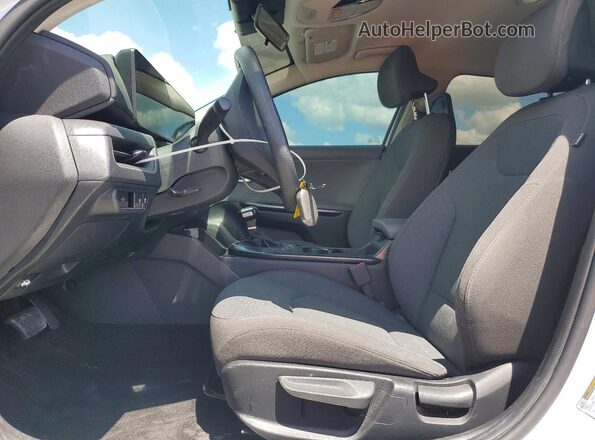 3KPFT4DE6SE005891 2025 KIA K4 White Vista interior delantera