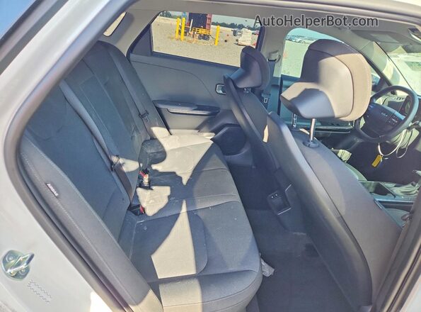 3KPFT4DE6SE005891 2025 KIA K4 White Vista de los asientos traseros