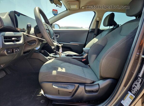 3KPFT4DE6SE080672 2025 KIA K4 Charcoal Vista interior delantera