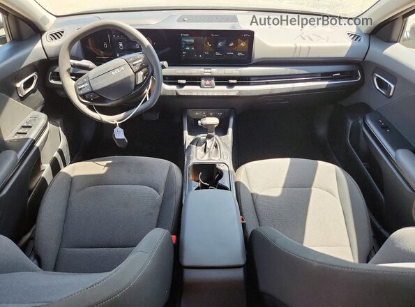 3KPFT4DE6SE080672 2025 KIA K4 Charcoal Vista del salpicadero